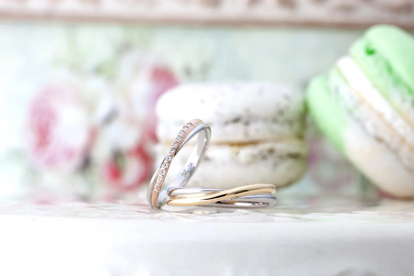 誕生石を内側に納めたコフレ デスティネの結婚指輪